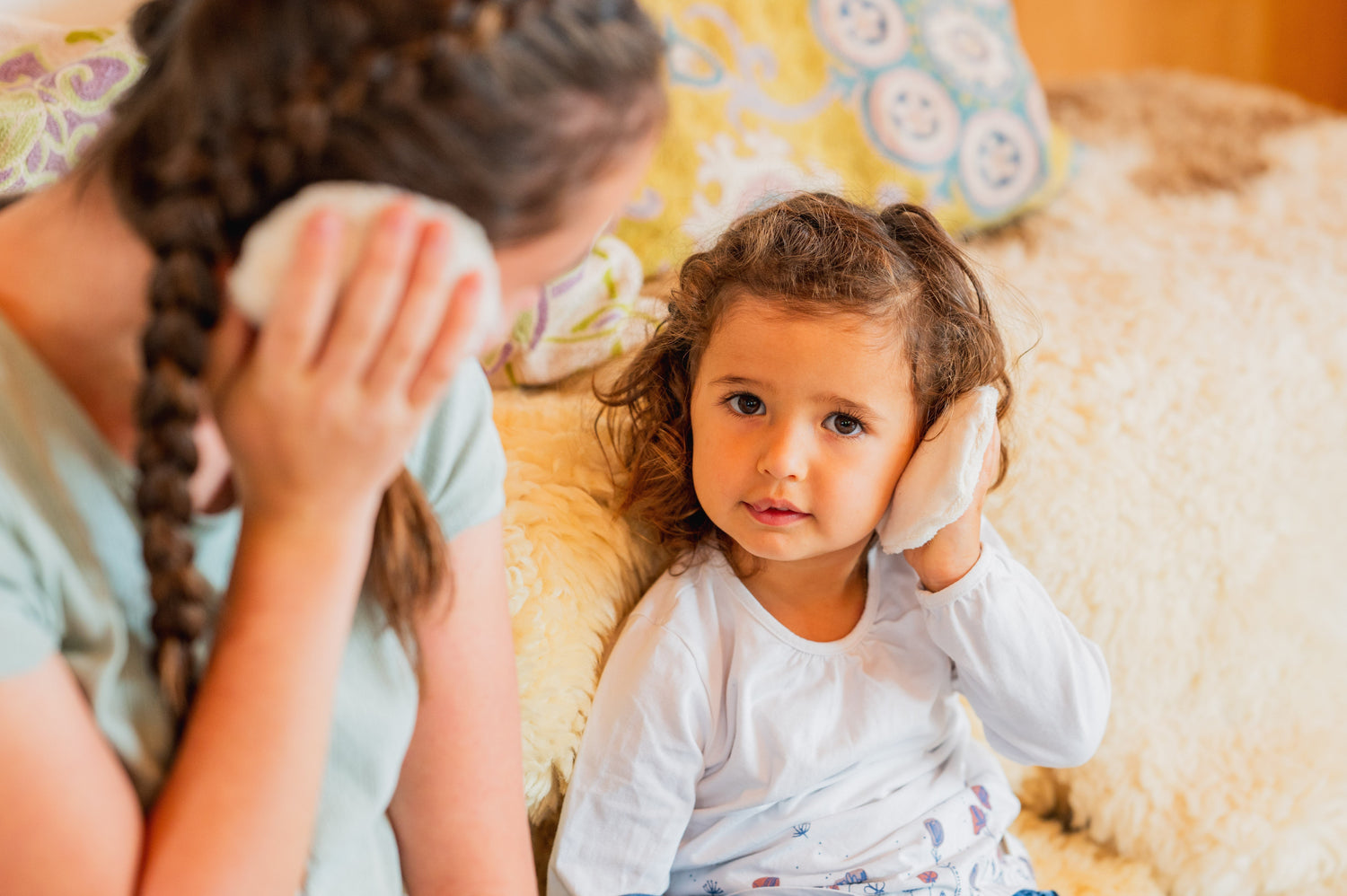 Ohrkompresse mit Kräutern oder ätherischen Ölen – sanfte Hilfe bei Ohrenschmerzen
